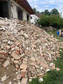 cihly z bouračky k odvozu - 2