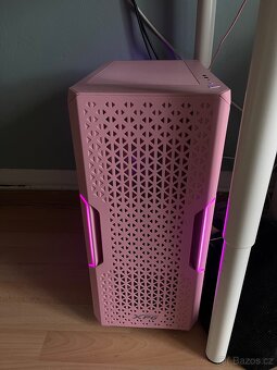 Růžový herní počítač a monitor - 2