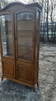 Rustikální prosklenná vitrína na nožkách - 2