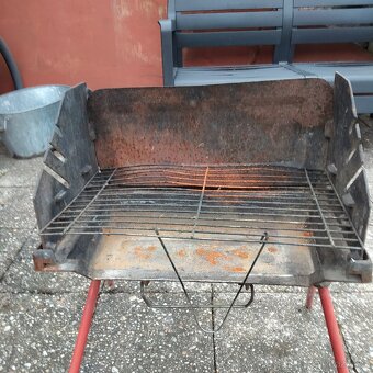 Malý, přenosný, rozkládací gril. - 2