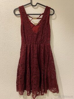 Vínové krajkové šaty - 2
