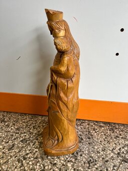 Dřevěná vyřezávaná soška - 2