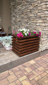 Dekorativní vyvýšené modřínové záhony - 2