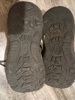 Sandály s krytou špičkou vel. 37 žlutošedé - 2