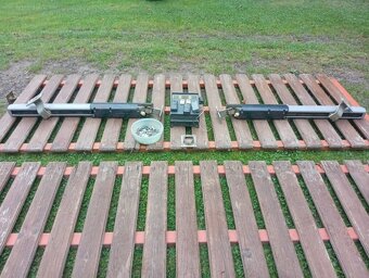 Dvoukřídlá brána s elektrickým pohonem - 2