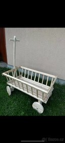 Okrasný dřevěný vozíček - 2