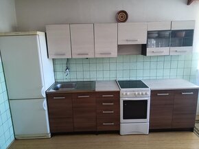 Kuchyňská linka vč. lednice, sporáku a dřezu - 2
