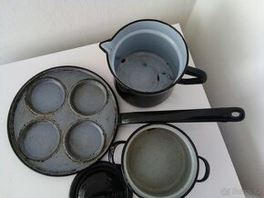 Staré, černé, smaltované nádobí - 2
