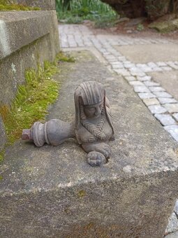 Stará, mosazná klika ve tvaru Sfingy - původní nátěr - 2