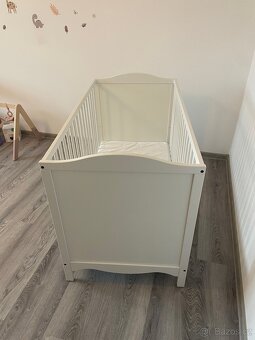 Dětská postýlka IKEA SUNDVIK + matrace SKÖNAST - 2
