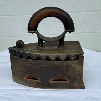 Stará litinová žehlička s koulí - 2