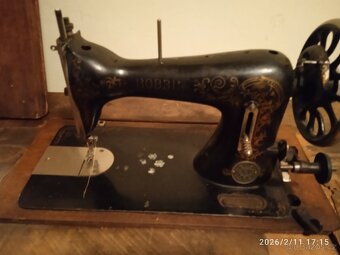 Starý šicí stroj - 2
