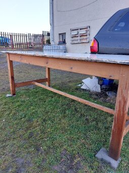 Masivní, těžký stůl - 2