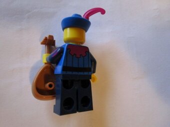 Lego figurka pro castle zpěvák bard + 2 penízky - 2