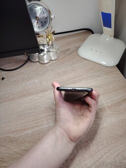 Apple iPhone 8 64gb dobrý stav - 2