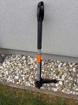 Fiskars teleskopický vytrhávač plevele - 2