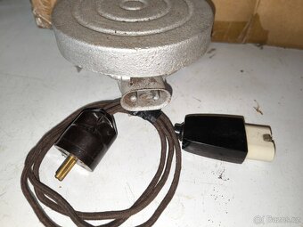 Velmi starý elektrický vařič s přívodním kabelem. - 2