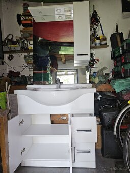 Koupelnová skříňka s umyvadlem baterií a zrcadlem - 2