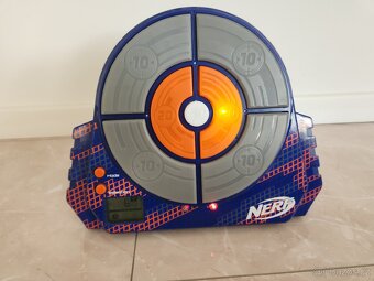 NERF Elite Digitalní terč strike and score - 2
