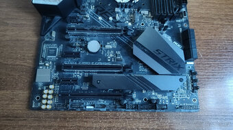 Asus ROG STRIX Z390-F GAMING - 2