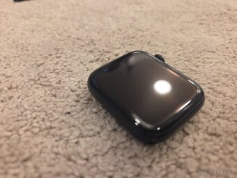 Apple Watch SE (2022) - 44 mm, temně inkoustový hliník - 2