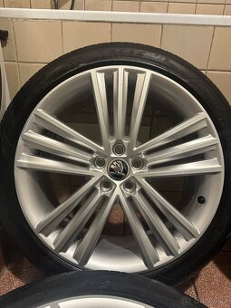ALU Kola ŠKODA 5x100 R18 SIRIUS ZÁNOVNÍ Letní Pneu 205/45/18 - 2