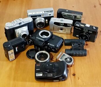 FOTO konvolut - fotoaparáty, blesk, dalekohled, expozimetr.. - 2