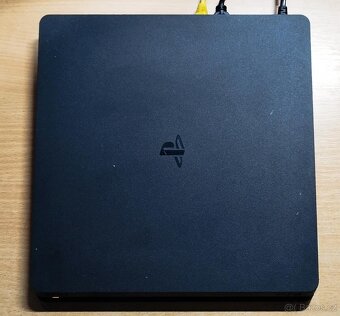 Prodám PlayStation 4 Slim 500GB – Téměř Nový Set - 2