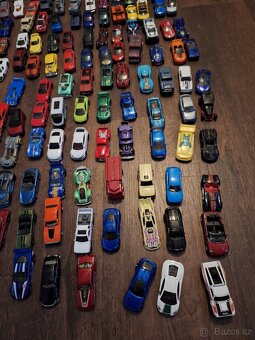 Hotwheels a matchbox autíčka - 324 ks - 2