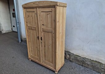 STAROŽITNÁ ŠATNÍ SKŘÍN PO CELKOVÉ RENOVACI - 2