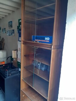 Skříňka se skleněnými dvířky a dvě skříňky s dvířky - 2