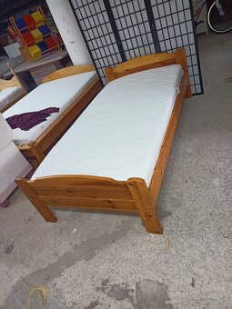 Prodám hezkou postel z masivu 100 x 200 cm - 2