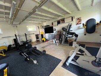 Pronajmeme dvojgaráž-posilovnu - 2