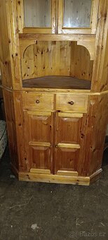 Rohová celodřevěná komoda s vitrínou - 2