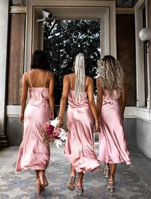 Růžové dlouhé lesklé šaty s rozparkem - 2