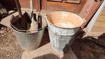 Nářadí: lopaty, podběrák, kýble, hrábě, pila - 2