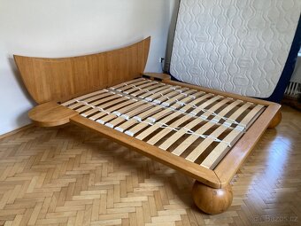 Designová postel z masivu - 2