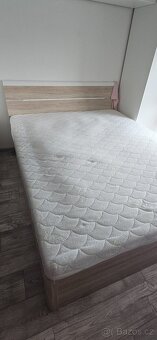 Postel o rozměrech 180×200 cm s lamelovým roštem a matrací - 2