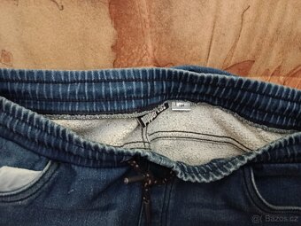 Chlapecké džíny a zimní čepice - 2