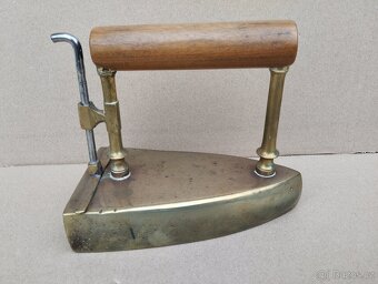 Stará zachovalá mosazná žehlička č.7 (vzadu značenÍ 7) - 2