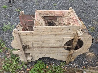 Starý zemědělský stroj - 2