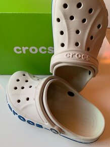CROCSy vel. 36, béžové, s modrým logem - 2