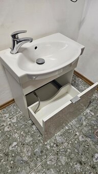 Koupelnová skříňka s umyvadlem - 2
