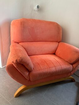 🪑✨ křeslo – oranžové, pohodlné, dřevěné nohy - 2