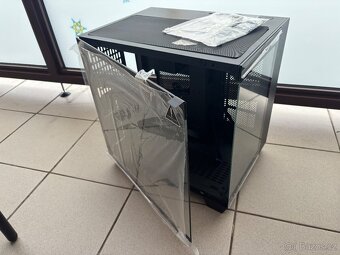 Nepoužitá, prostorná a skleněná PC Case - 2