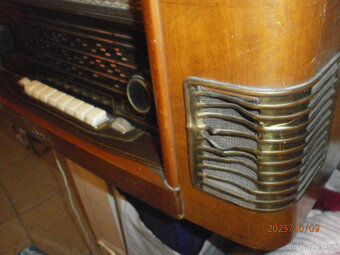 STARÉ DŘEVĚNÉ VELKÉ RÁDIO zn. CHORÁL - 2