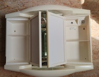 Bílá zrcadlová skříňka plastová - 2