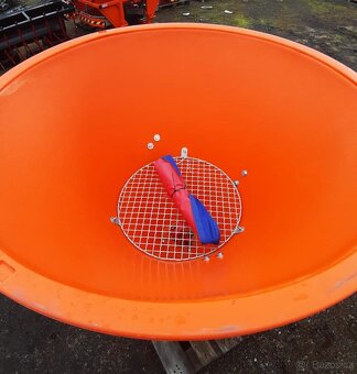 Rozmetadlo písku soli 200l - 2