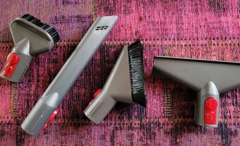 vysavač Dyson V10 - 2
