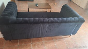 Elegantní černá sametová pohovka – jako nová - 2